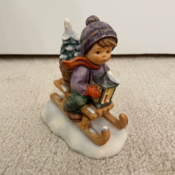 リュージュ Four Seasons Ride Into Christmas Amazon.com: Hummel Figurine Ride Into Christmas : Home & Kitchen